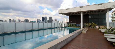 Hồ bơi trong nhà, hồ bơi ngoài trời, dù/ô trên bãi biển/hồ bơi