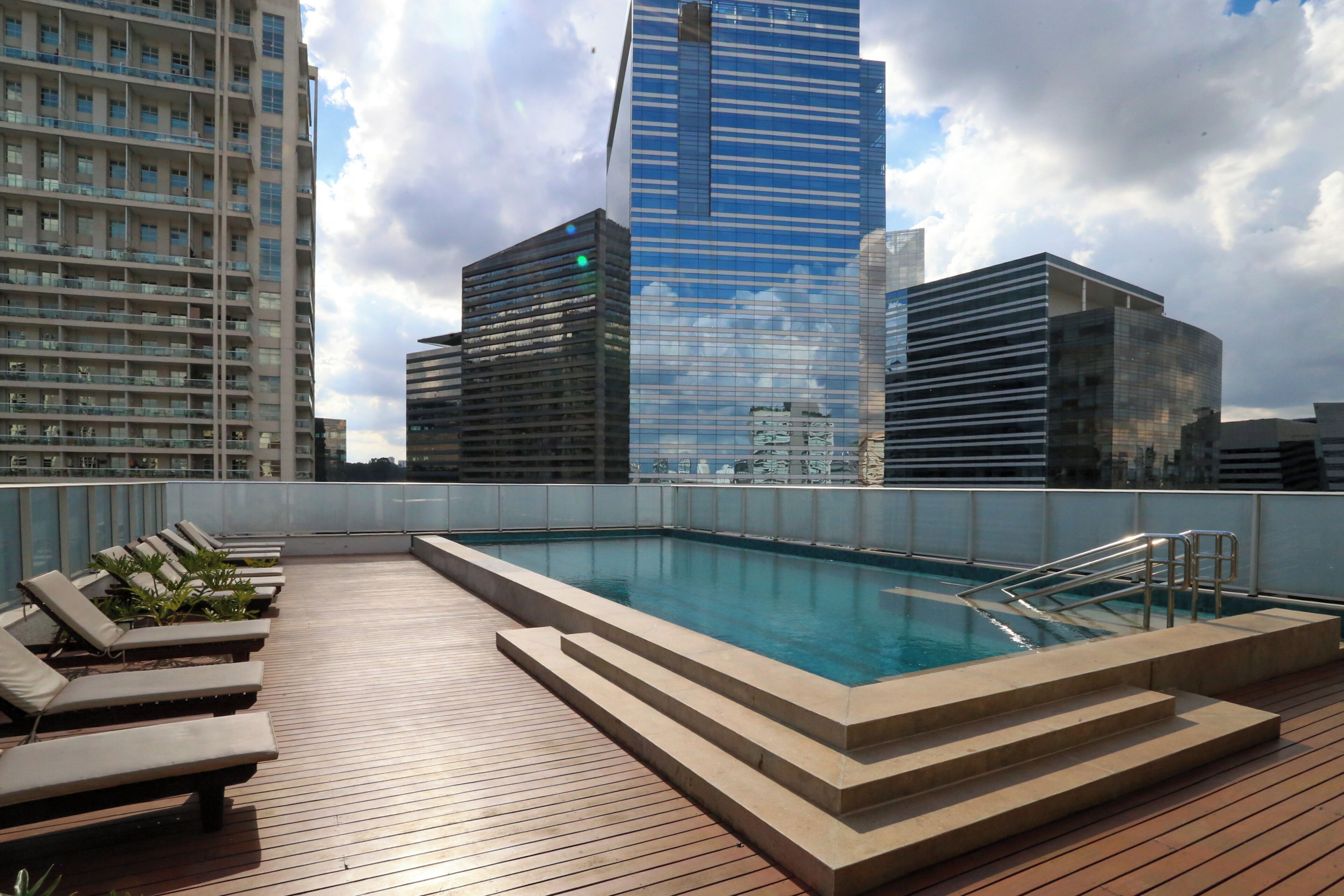 Piscina interna, piscina externa, guarda-sóis, espreguiçadeiras