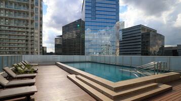 Piscina interna, piscina externa, guarda-sóis, espreguiçadeiras