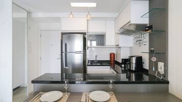 Apartamento | Cozinha privada | Micro-ondas, talheres/pratos/utensílios de cozinha