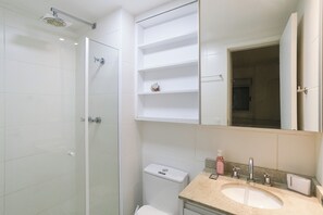 Apartment | Bathroom | Shower, towels, soap, shampoo - ADD Nova Berrini (Sao Paulo)