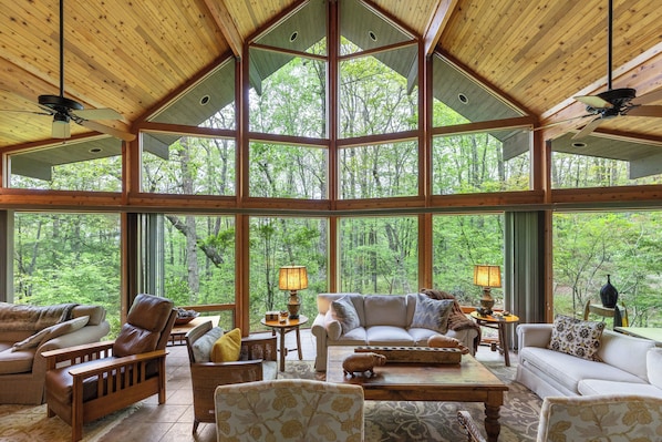 Smart TV, fireplace - New Rental: Wonderful home in the Heart of Sapphire (Cashiers)