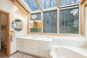 Shower, jetted bath, hair dryer, towels