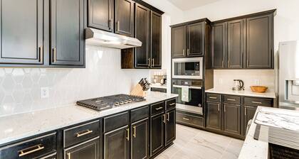 Patio & Pool Access: Family Home in Tomball