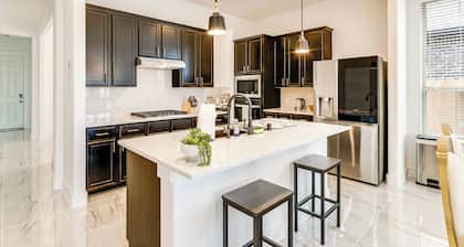 Patio & Pool Access: Family Home in Tomball