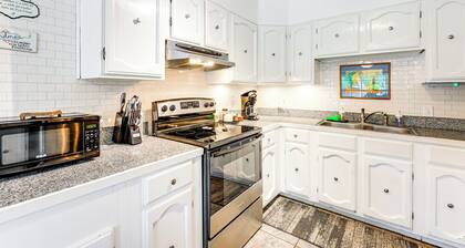 7 Mi to Dtwn San Antonio: Charming Home w/ Yard
