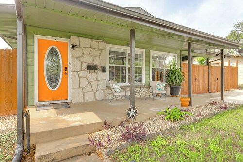 7 Mi to Dtwn San Antonio: Charming Home w/ Yard