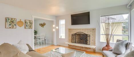 House (5 Bedrooms) | Living area | Fireplace