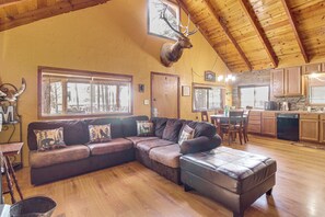 Interior - Ski, Hike & Relax: Forest-view Haven in Lakeside! (Lakeside)
