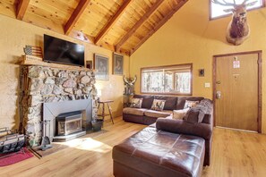 Interior - Ski, Hike & Relax: Forest-view Haven in Lakeside! (Lakeside)