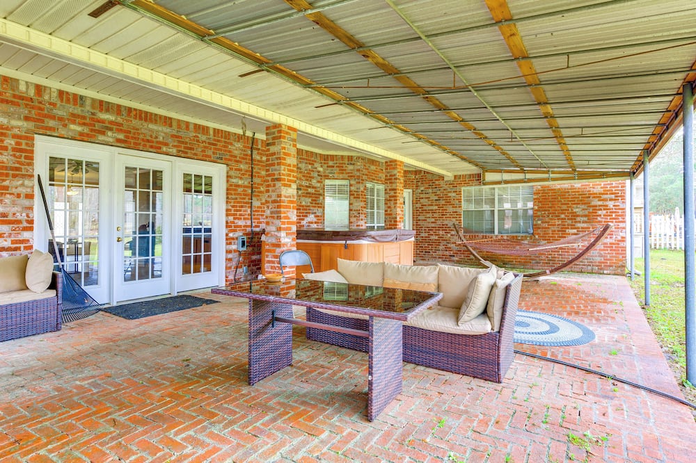 Home w/ Large Yard + Pond On-site: 15 Mi to Biloxi - Jackson County, MS