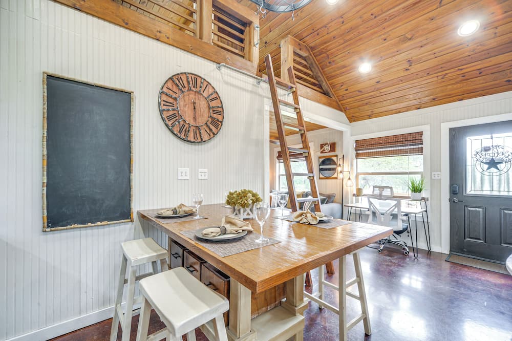 8 Mi to Dtwn Wimberley: Cabin Retreat on 5 Acres! - Herzog, KS