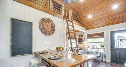 8 Mi to Dtwn Wimberley: Cabin Retreat on 5 Acres!