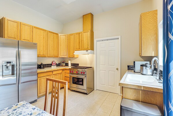 Interior - Hike & Explore: Guest Suite w/ Deck in Issaquah (Issaquah)