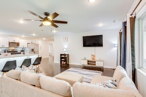 House (4 Bedrooms) | Living area | TV