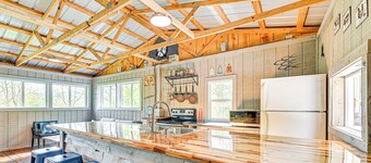 Secluded on 10 Acres: Livingston Getaway w/ Sauna!
