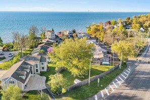 A residential area with houses, a fenced yard, and a view of the sea. - 1 Mi to Beach: Nature Paradise in Lake View! (Hamburg)