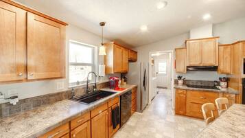 House (3 Bedrooms) | Interior