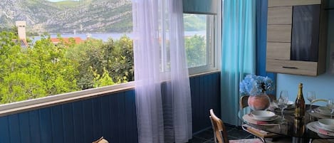 LĂ€genhet (Two-Bedroom Apartment With Terrace An) | Vardagsrum | 32-tums platt-tv med kabelkanaler