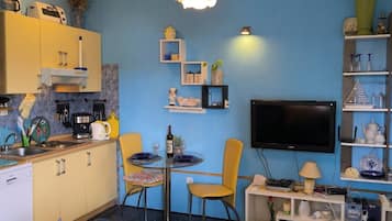 Apartment (One-Bedroom Apartment With Terrace An) | Wohnzimmer | 32-Zoll-Flachbildfernseher mit Kabelempfang