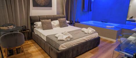 ラグジュアリー タウンホーム | 1 室のベッドルーム、デスク、遮光カーテン、防音設備