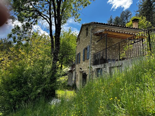  Enjoy an authentic Provencal cabanon set in a hectare with a magnificent view!