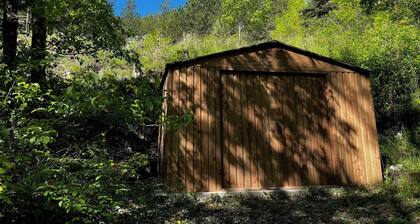 Enjoy an authentic Provencal cabanon set in a hectare with a magnificent view!