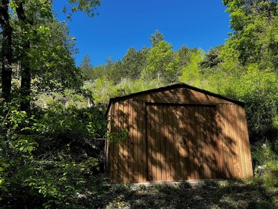  Enjoy an authentic Provencal cabanon set in a hectare with a magnificent view!