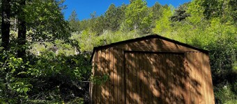 Enjoy an authentic Provencal cabanon set in a hectare with a magnificent view!