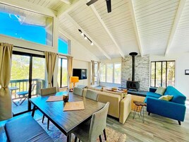 Cabin, 2 Bedrooms, Patio, Garden View | Dining