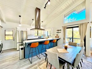 Chalet rustique, 2 chambres, patio, vue sur le jardin | Salle à manger