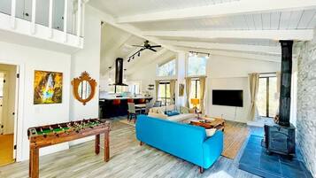 Cabin, 2 Bedrooms, Patio, Garden View | Living room