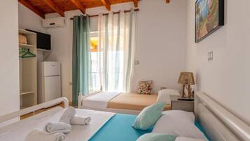 Triple Room, Sea View | Soundproofing, free WiFi