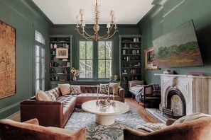 TV, bøker og kontorer