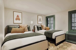 6 bedrooms, desk, iron/ironing board, travel crib