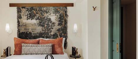 6 dormitorios, escritorio, tabla de planchar con plancha y cuna de viaje