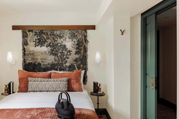 6 chambres, bureau, fer et planche à repasser, lit parapluie