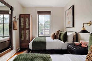 6 bedrooms, desk, iron/ironing board, travel crib