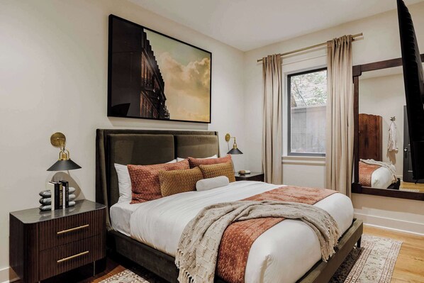 6 Schlafzimmer, Schreibtisch, Bügeleisen/Bügelbrett, Reisekinderbett