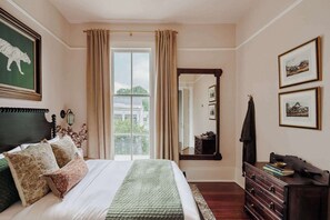 6 dormitorios, escritorio, tabla de planchar con plancha y cuna de viaje