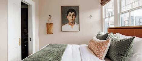 6 slaapkamers, een bureau, een strijkplank/strijkijzer, reisbedje