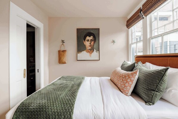 6 dormitorios, escritorio, tabla de planchar con plancha y cuna de viaje