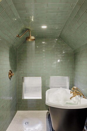 Shower, hair dryer, towels, shampoo - Lush Garden District Suite | Shared Outdoor Space (New Orleans)