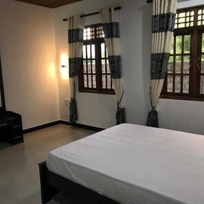 Escritorio, wifi gratis, ropa de cama