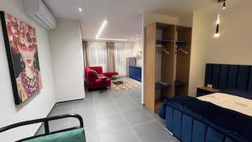 Comfort Studio Suite, City View | Desk, laptop workspace, soundproofing, iron/ironing board