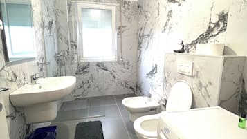 Comfort Studio Suite, City View | Bathroom | Shower, hair dryer, slippers, towels