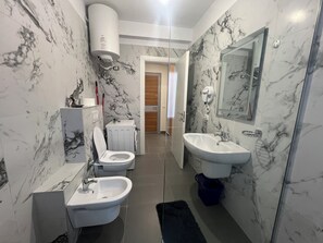 Comfort-Studiosuite, Stadtblick | Badezimmer | Dusche, Haartrockner, Hausschuhe, Handtücher