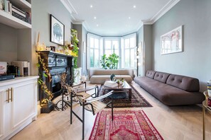 Fernseher, Bücher, Arbeitsbereiche