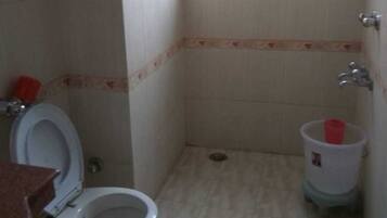 Habitación básica | Baño | Regadera, amenidades de baño gratuitas, secadora de cabello, toallas