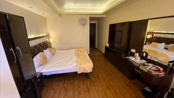 Basic Room | Desk, laptop workspace, free WiFi